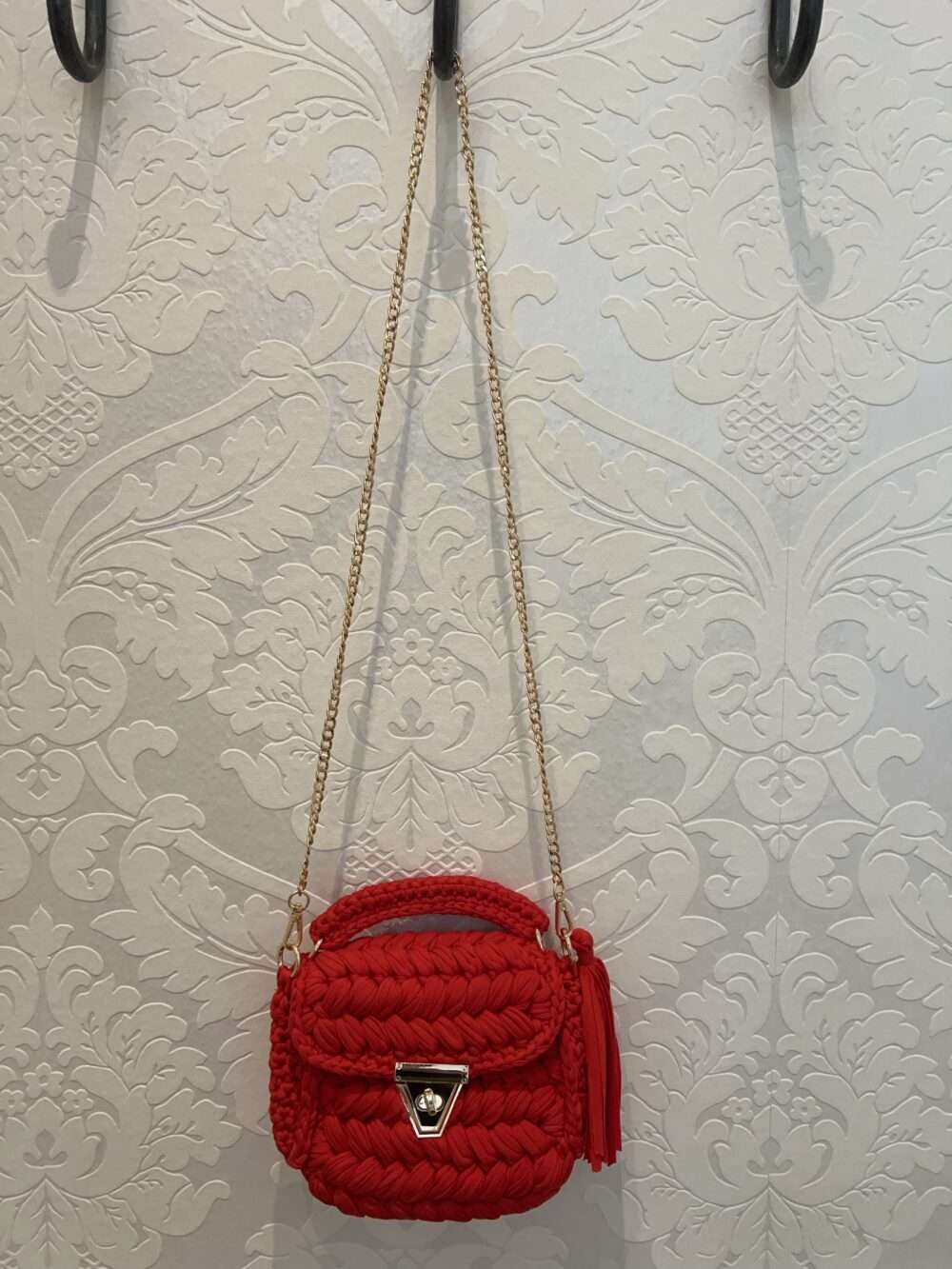 Rote Handtasche mit goldfarbenem Seil – Bild 4