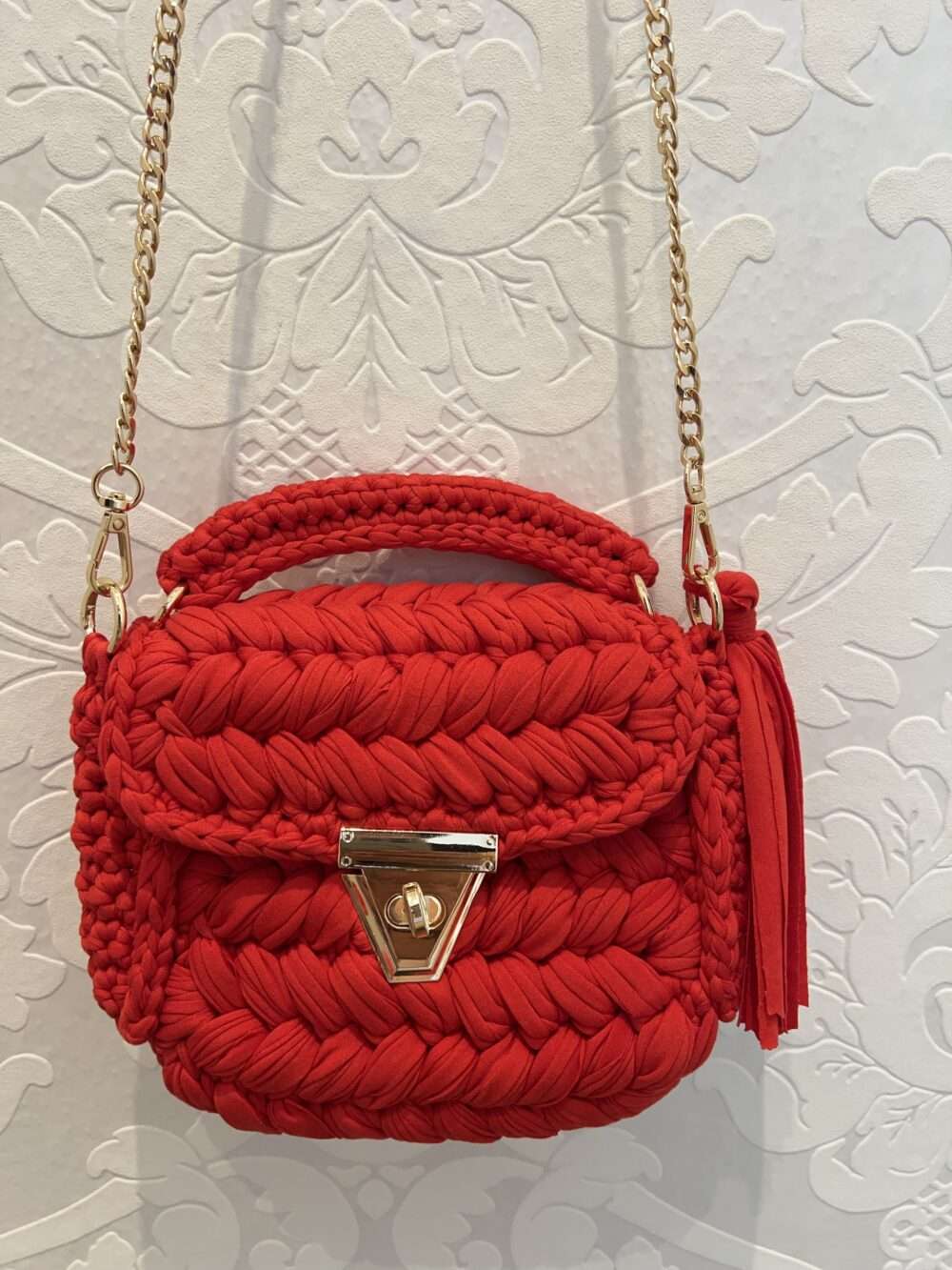 Rote Handtasche mit goldfarbenem Seil – Bild 3