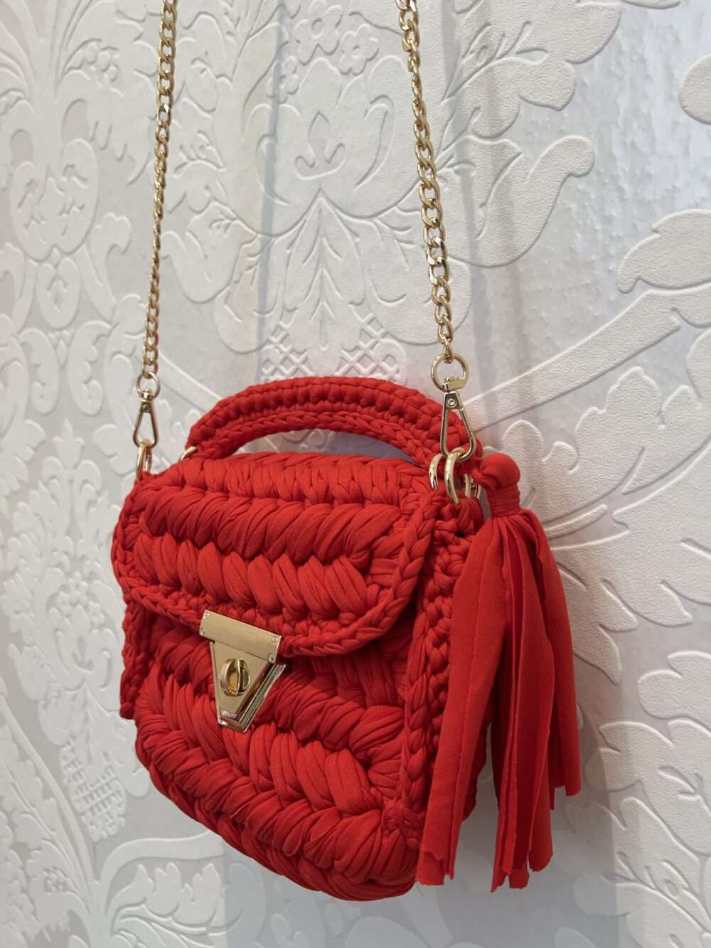 Rote Handtasche mit goldfarbenem Seil – Bild 2