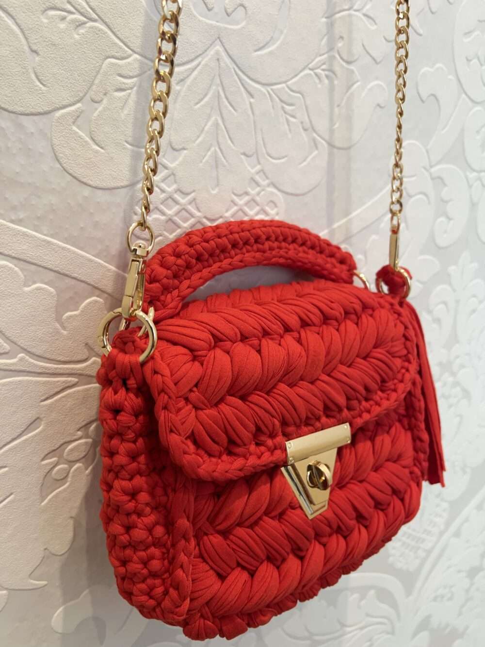 Rote Handtasche mit goldfarbenem Seil