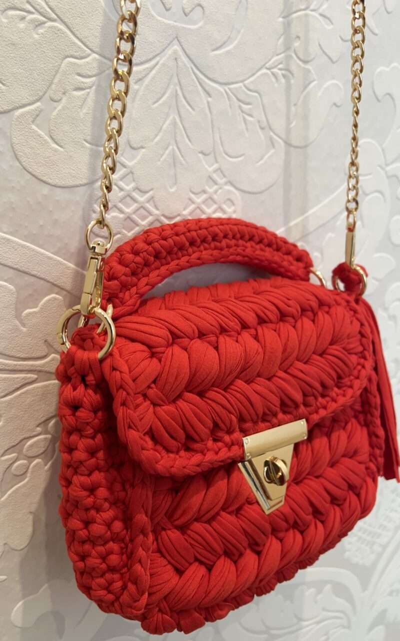 Rote Handtasche mit goldfarbenem Seil